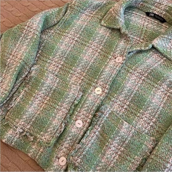 ⭐️Hodt Pick⭐️ Zara cropped green tweed button jacket small - Picture 4 of 9